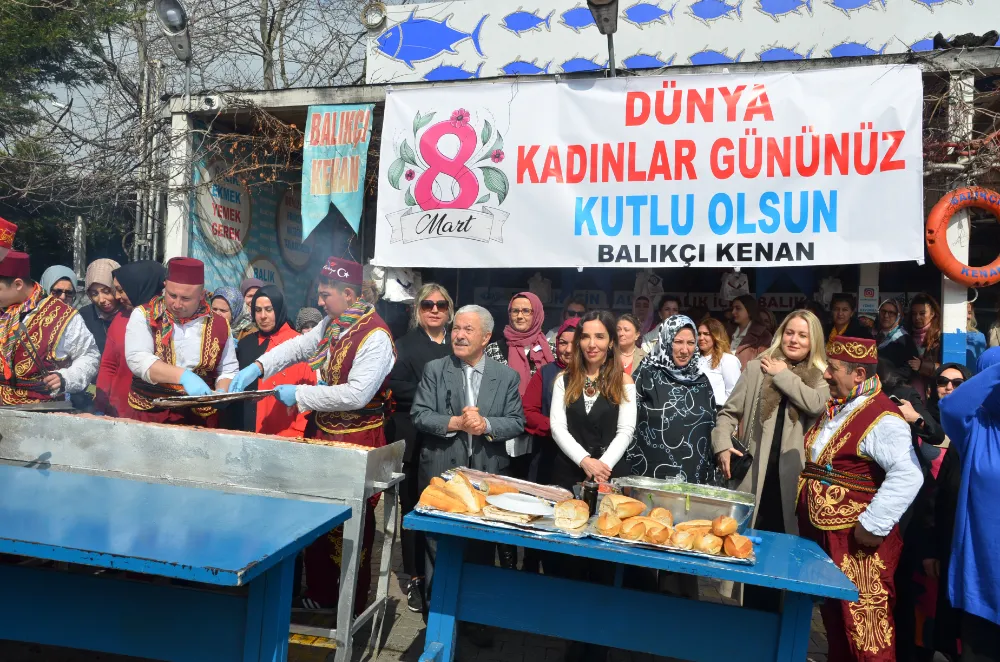 BEYLİKDÜZÜ YAŞAM VADİSİNDEKİ BALIKÇI KENAN 8 MART DÜNYA KADINLAR GÜNÜ DOLAYISIYLA  KADINLARA ÜCRETSİZ BALIK EKMEK VE BALIK DÜRÜM İKRAM ETTİ.